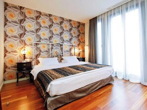 In-room safe, individually decorated, individually furnished, desk - Galateia Residence (Istanbul)