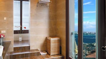 Leilighet – superior, delvis sjøutsikt | Bad | Hårføner, badekåper, tøfler og håndklær