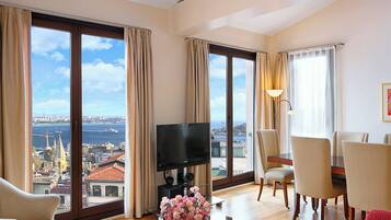 Superior-Apartment, Mehrere Betten, Meerblick, Meerseite | Wohnbereich | 55-Zoll-Smart-TV mit Digitalempfang, Netflix, Streaming-Dienste