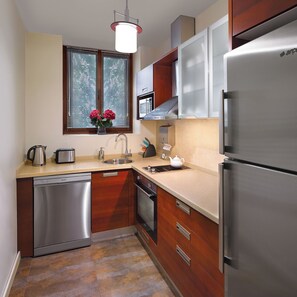 Full-size fridge, microwave, oven, stovetop