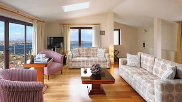 Premium-Maisonette, 2 Schlafzimmer, Terrasse, Meerblick | Wohnbereich | 55-Zoll-Smart-TV mit Digitalempfang, Netflix, Streaming-Dienste