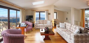 Premium Duplex, 2 Bedrooms, Terrace, Sea View | Living area