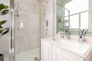 Dusche, Haartrockner, Bidet, Handtücher