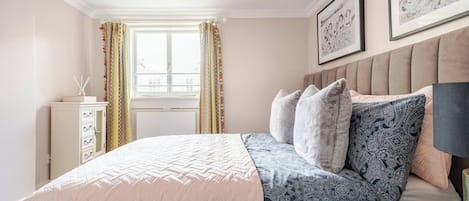 5 bedrooms, iron/ironing board, WiFi, bed sheets