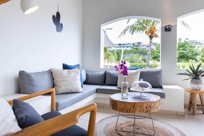 Una televisión, una oficina