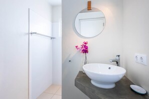 Douche, sèche-cheveux, serviettes fournies