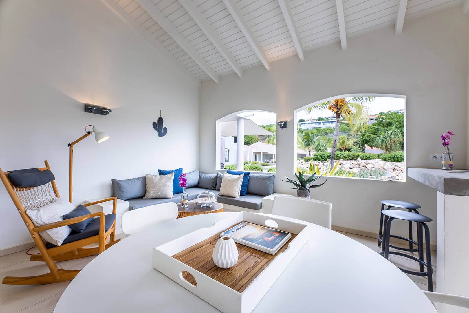 Una televisión, una oficina