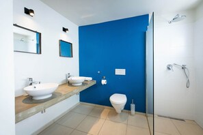 Douche, sèche-cheveux, serviettes fournies