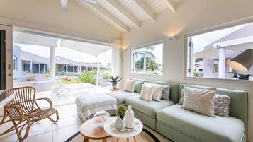 Una televisión, una oficina