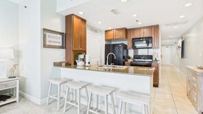 Réfrigérateur, four à micro-ondes, surface de cuisson, lave-vaisselle