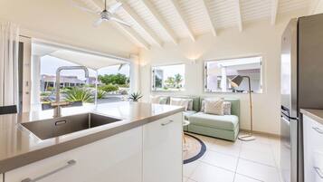 Horno, lavavajillas, cafetera o tetera y utensilios de cocina