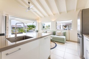 Horno, lavavajillas, cafetera o tetera y utensilios de cocina