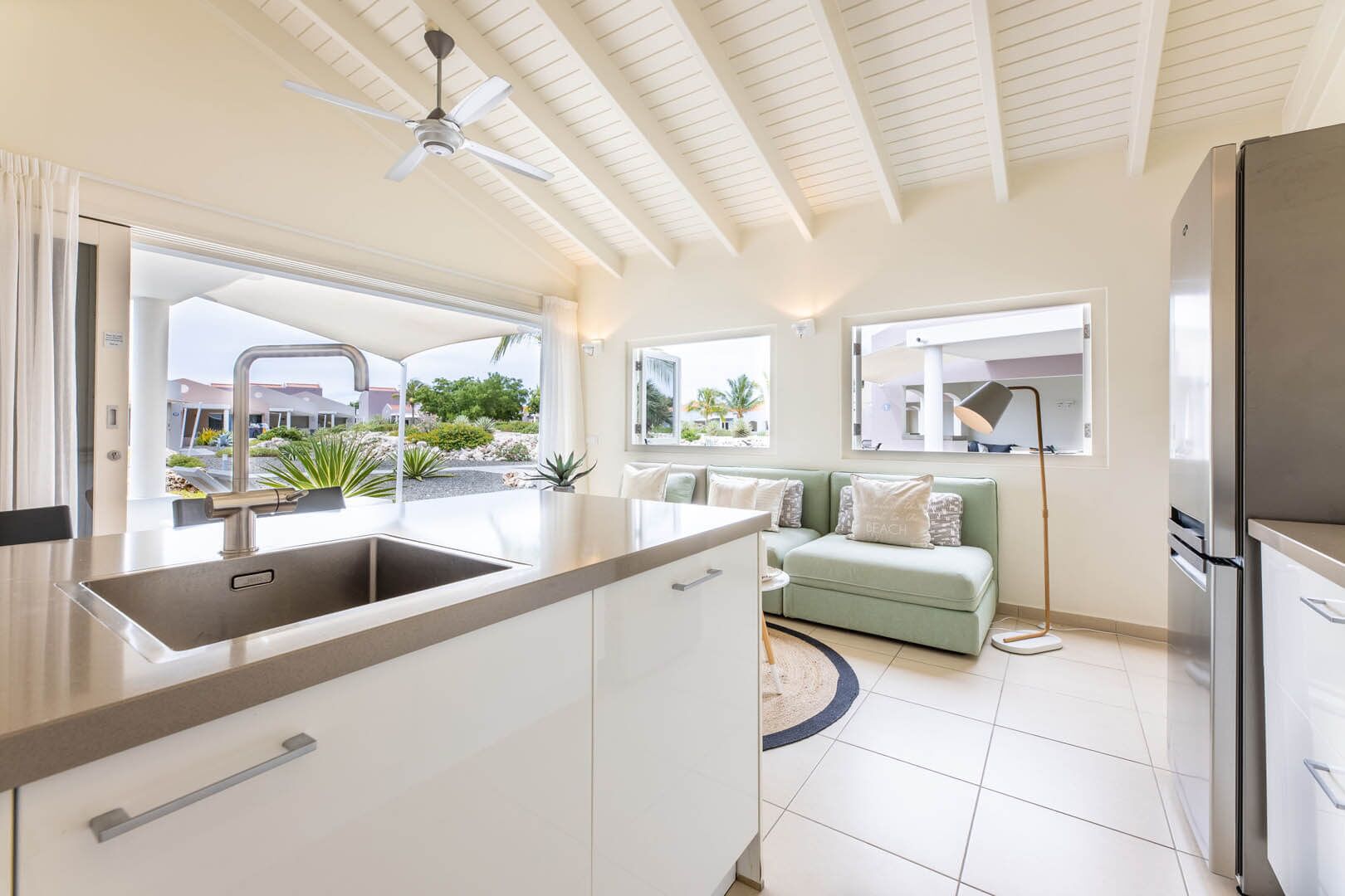 Horno, lavavajillas, cafetera o tetera y utensilios de cocina