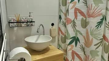 Douche, sĂšche-cheveux, bidet, serviettes fournies