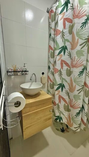 Een douche, een haardroger, een bidet, handdoeken