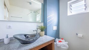 Een douche, een haardroger, handdoeken