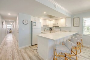 Coffee/tea maker, fridge, microwave, oven