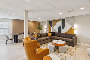 Maison, 6 chambres | Coin séjour | TV connectée