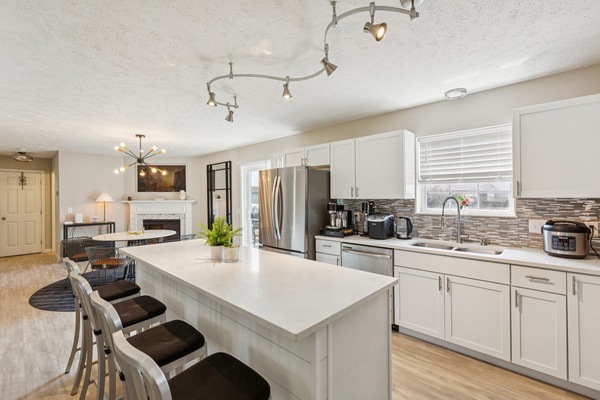 House, 6 Bedrooms | Private kitchen | Fridge, oven, coffee/tea maker, electric kettle
