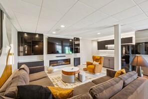 House, 6 Bedrooms | Living area