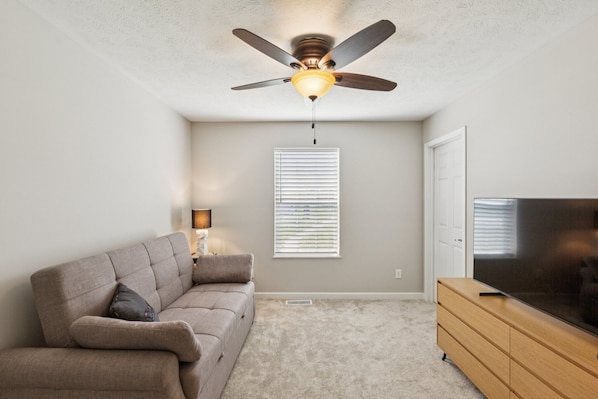 House, 6 Bedrooms | Living area | Smart TV