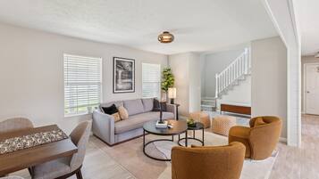 ハウス 6 ベッドルーム | リビング エリア | スマートテレビ