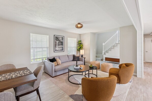 House, 6 Bedrooms | Living area