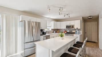 House, 6 Bedrooms | Private kitchen