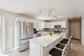 House, 6 Bedrooms | Private kitchen