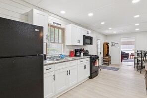 House, 2 Bedrooms | Private kitchen | Fridge, oven, coffee/tea maker, toaster
