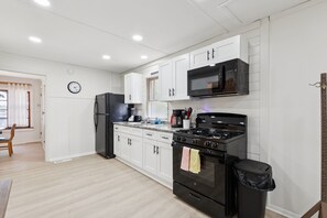 Refrigerador, horno, cafetera/tetera, tostadora