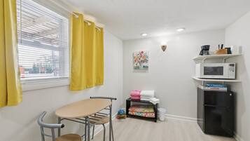 Room, 1 Bedroom | Dining