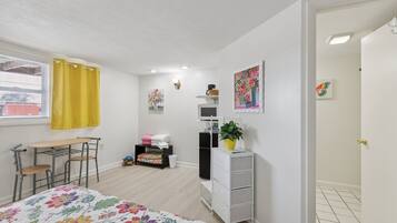 Room, 1 Bedroom | 1 bedroom, free WiFi