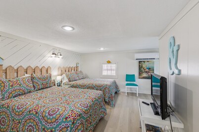 Dave's Last Resort - Poolside Cabin 4 1 Bedroom Hotel Room