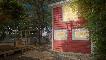 Room, 1 Bedroom | Property grounds