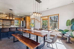 Cabin, 3 Bedrooms | Dining