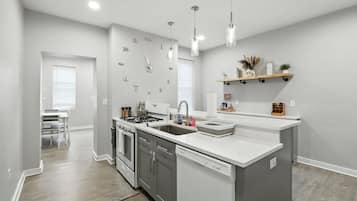 House, 3 Bedrooms | Dapur peribadi | Peti sejuk, ketuhar, pembancuh kopi/teh