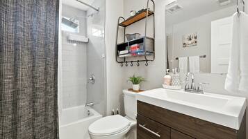 House, 3 Bedrooms | Bathroom | Towels, shampoo