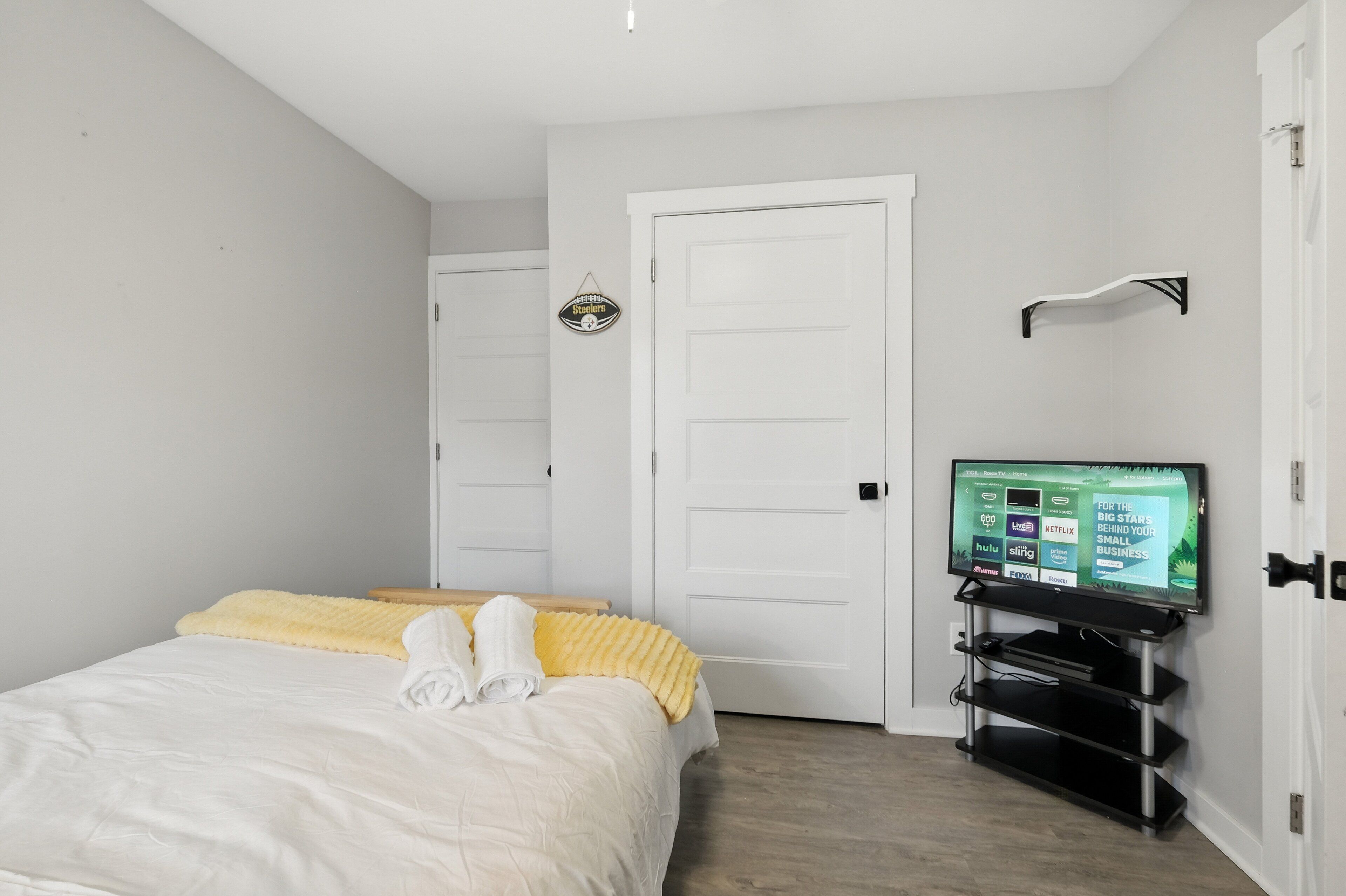 3 bedrooms, desk, laptop workspace, cots/infant beds