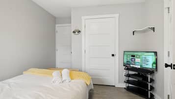 3 bedrooms, desk, laptop workspace, cots/infant beds