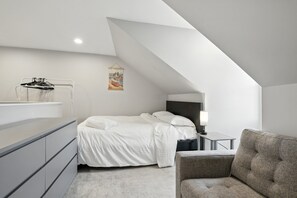 House, 3 Bedrooms | 3 bedrooms, laptop workspace, cribs/infant beds, free WiFi - Cozy Historic Row Home- Near Stadiums! 3 Bedroom Home (Pittsburgh)