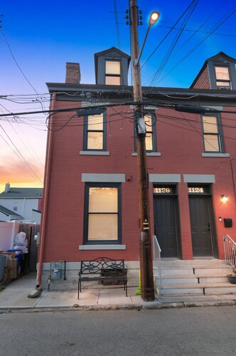 Cozy Historic Row Home- Near Stadiums! 3 Bedroom Home
