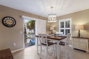 House, 3 Bedrooms | Tempat makan