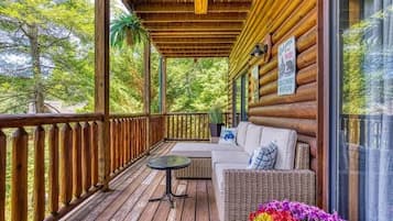 Cabin, 4 Bedrooms | Property grounds