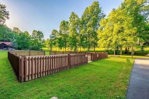 Cabin, 4 Bedrooms | Property grounds