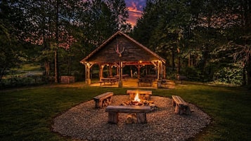 Cabin, 4 Bedrooms | Property grounds