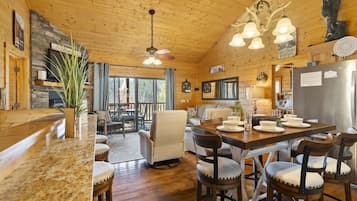 Cabin, 4 Bedrooms | Interior