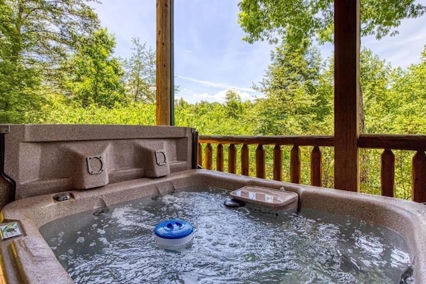 Cabin, 4 Bedrooms | Outdoor spa tub