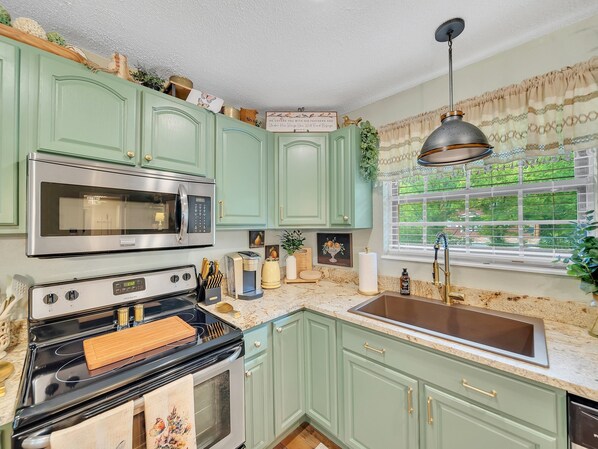 House, 3 Bedrooms | Private kitchen | Fridge, oven, coffee/tea maker, toaster