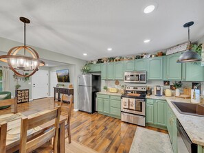 House, 3 Bedrooms | Private kitchen | Fridge, oven, coffee/tea maker, toaster